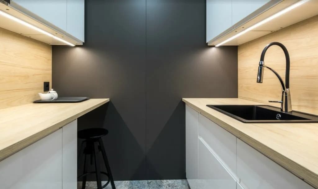 Jak zamontować oświetlenie pod szafkami w kuchni bez błędów