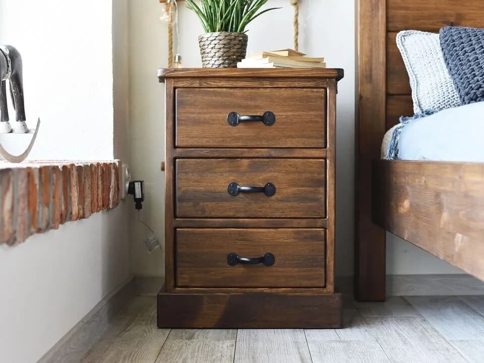 Jak wysoka powinna być szafka nocna, aby zapewnić komfort snu?