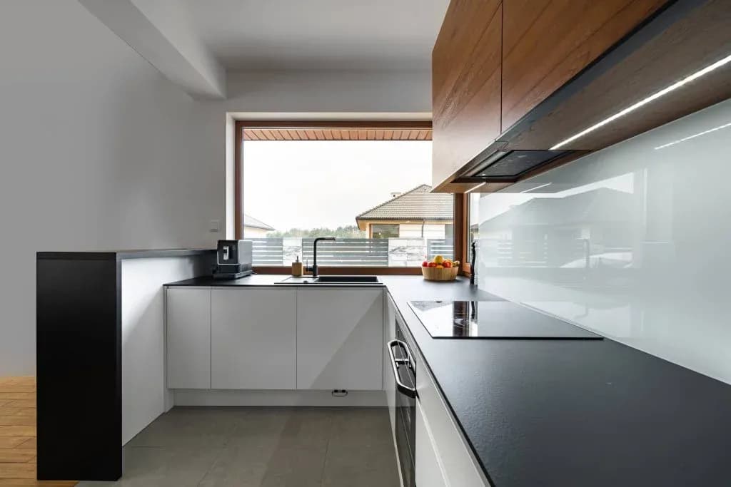 Jak wysokość szafek nad blatem wpływa na komfort w kuchni?