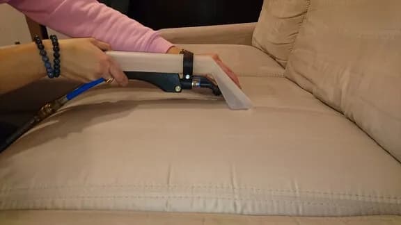 Jak usunąć klej z kanapy bez uszkodzeń - skuteczne metody i porady