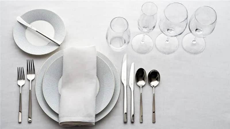 Jak ustawić kieliszki na stole, by zachwycić gości i uniknąć błędów