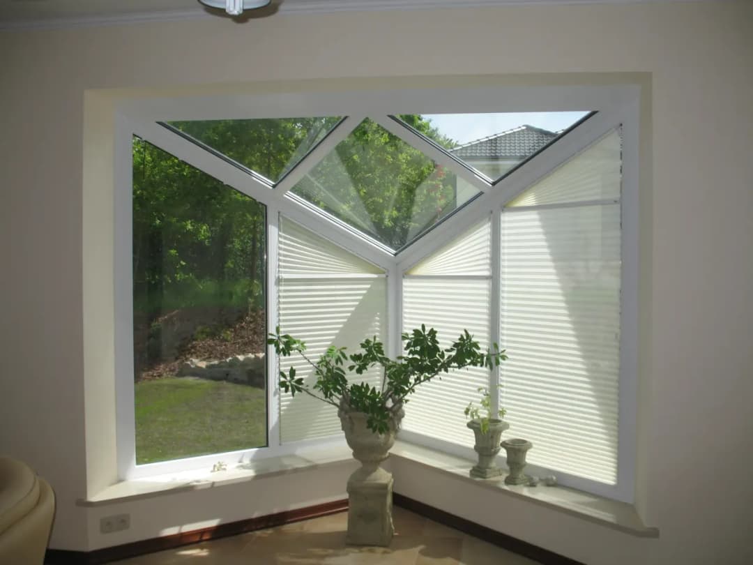 Czym zasłonić szyby w meblach, aby uzyskać styl i prywatność