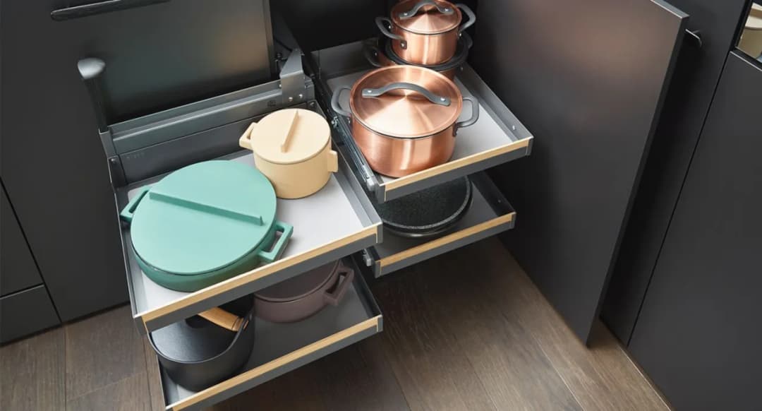 Jak zagospodarować szafkę pod zlewem i uniknąć bałaganu w kuchni