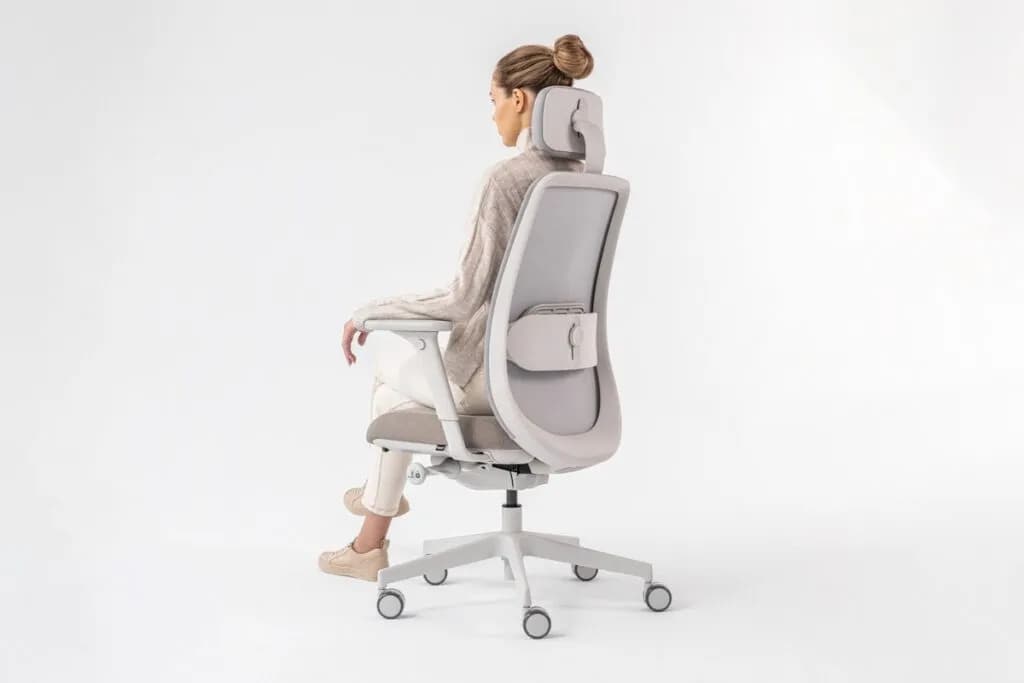 Jakie krzesło ergonomiczne wybrać, aby uniknąć bólu pleców?