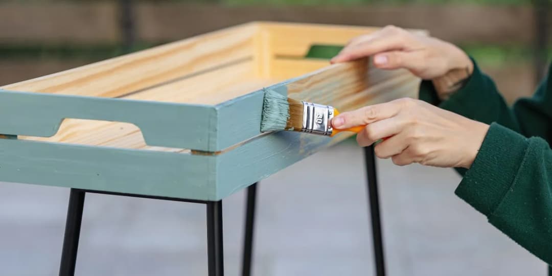 Jaką farbą pomalować meble, by uzyskać trwały i estetyczny efekt?