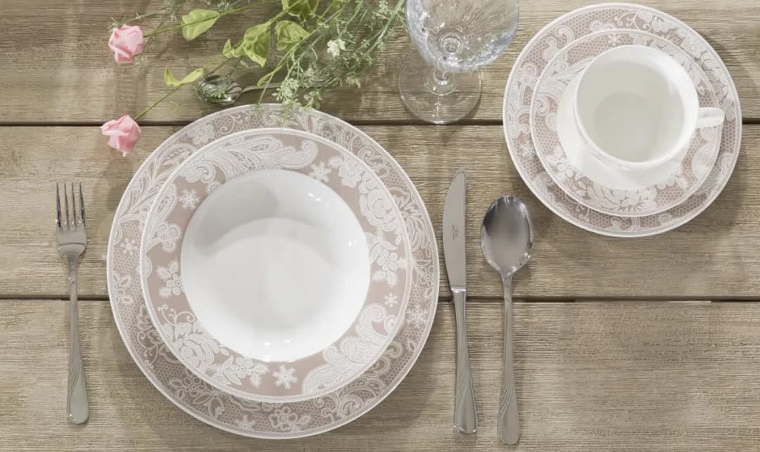 Jak ułożyć talerze na stole, aby zachwycić swoich gości i uniknąć błędów
