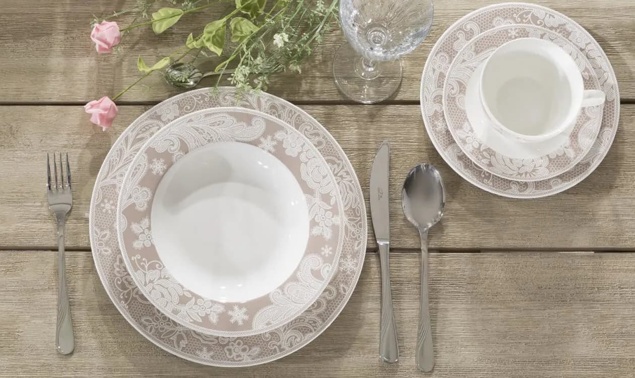 Jak ułożyć talerze na stole, aby zachwycić swoich gości i uniknąć błędów
