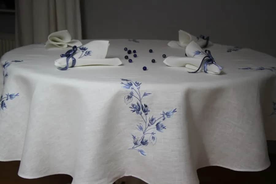 Jaki obrus na okrągły stół? Wybierz idealny rozmiar i styl