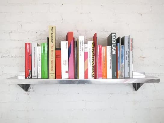 Jak ułożyć książki na regale, by uniknąć bałaganu i zyskać styl?
