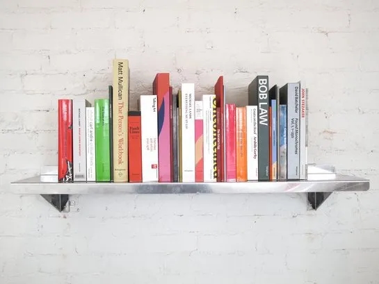 Jak ułożyć książki na regale, by uniknąć bałaganu i zyskać styl?