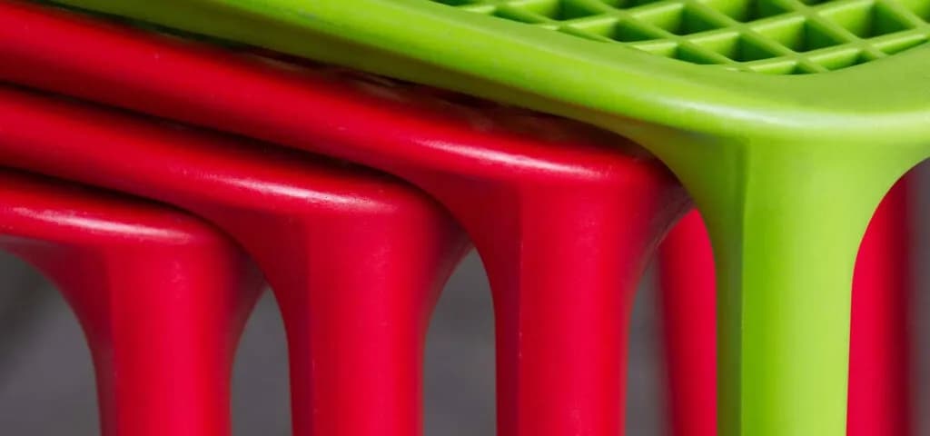 Czym pomalować plastikowe krzesła, aby uzyskać trwały efekt?