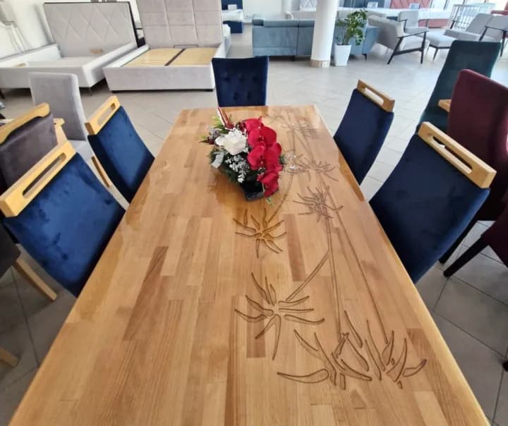 Jakie kolory krzeseł do brązowego stołu, aby uniknąć błędów w aranżacji?