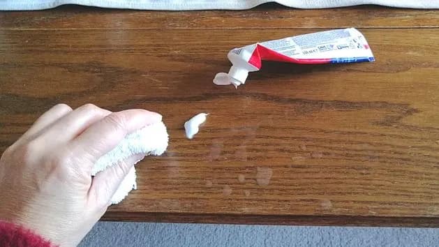 Jak usunąć tłuste plamy z mebli drewnianych - skuteczne metody i porady